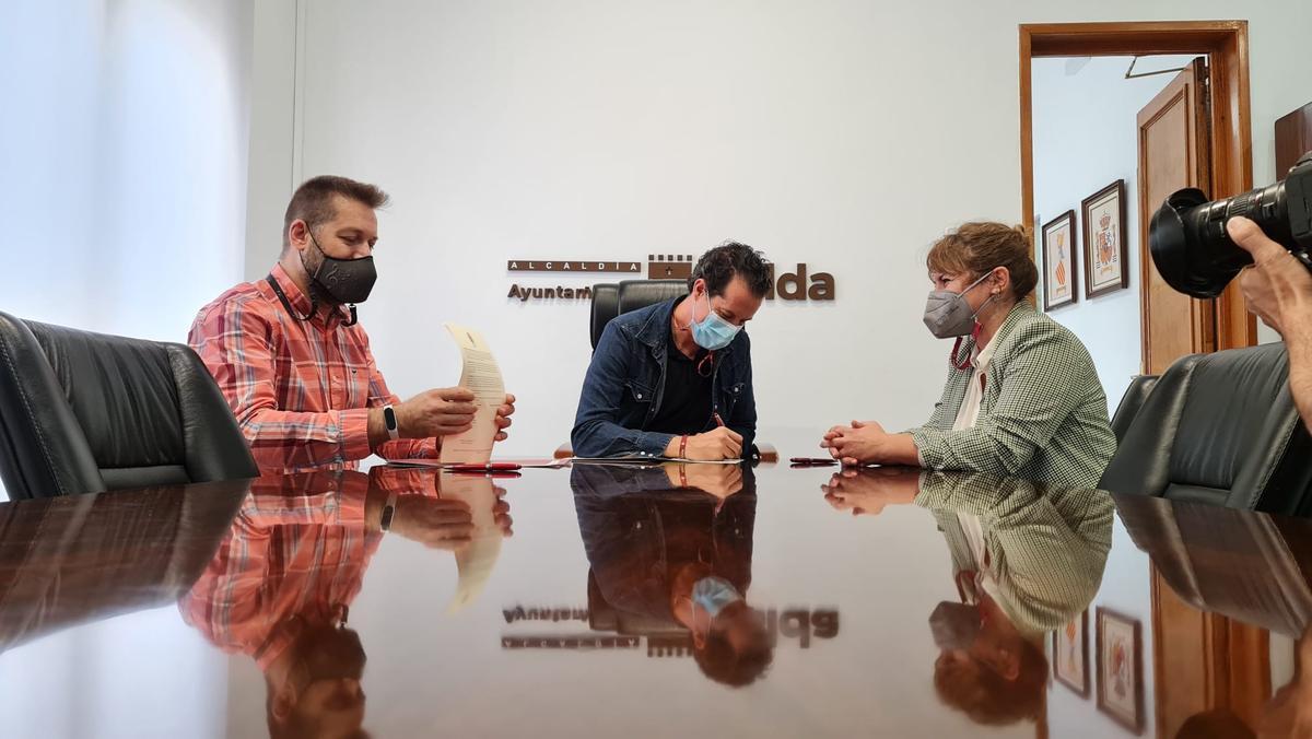 La firma del nuevo convenio en la Alcaldía de Elda.