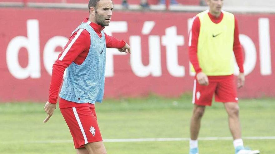 Borja Viguera y Scepovic, durante un entrenamiento del Sporting.