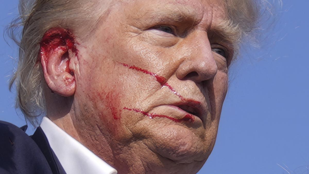El candidato presidencial Donald Trump, ensangrentado tras un intento de asesinato.