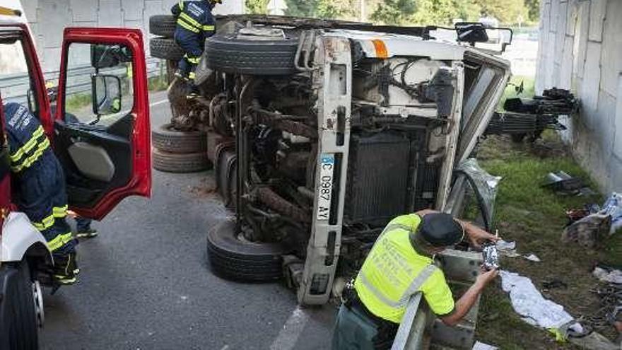 El camión quedó volcado sobre la calzada. // Brais Lorenzo