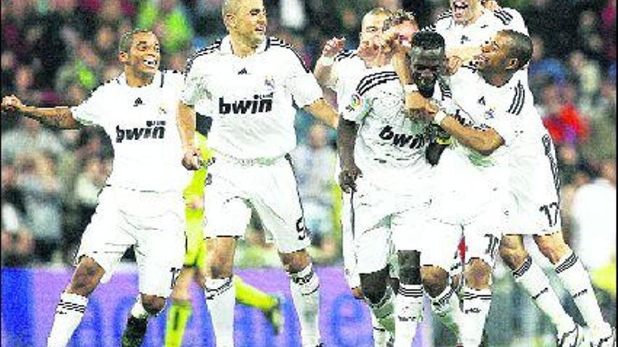 Los jugadores del Real Madrid celebran uno de sus goles al Levante.