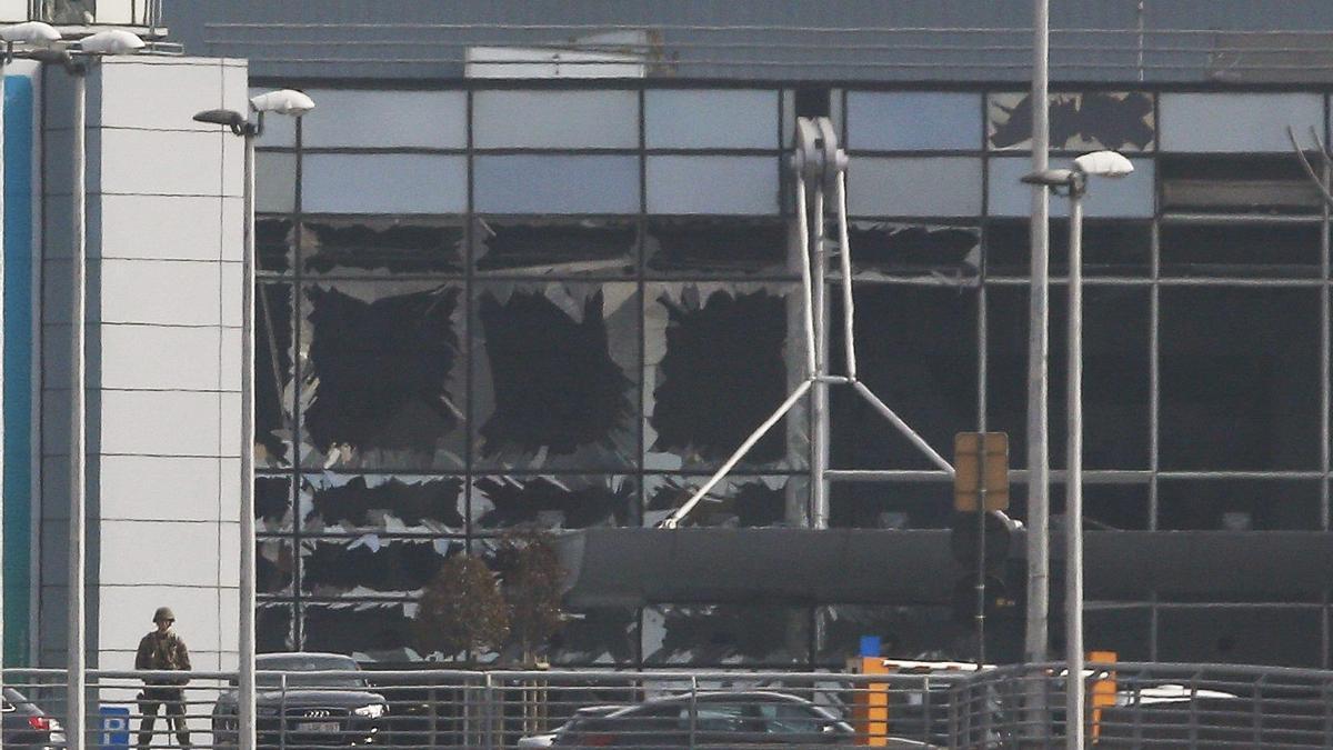 Vista de la fachada del edificio de la terminal con los cristales rotos tras las explosiones registradas. / EFE
