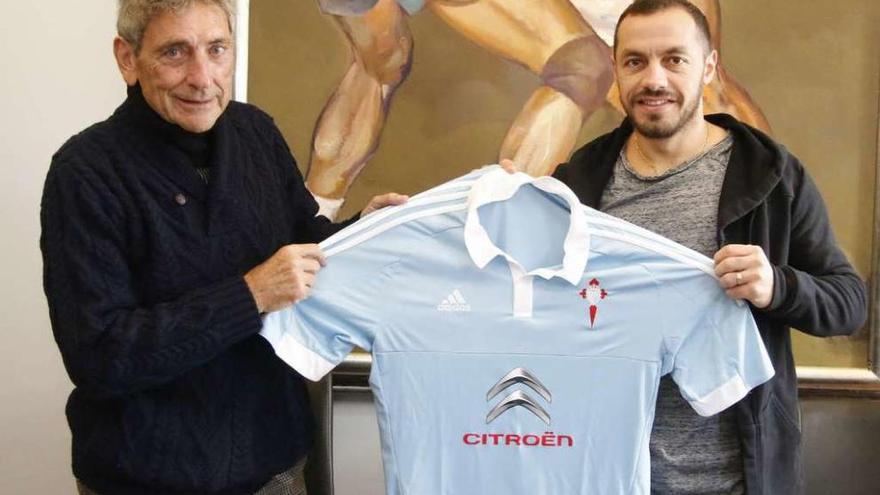 Marcelo Díaz sostiene la camiseta del Celta, junto al presidente del club, Carlos Mouriño.