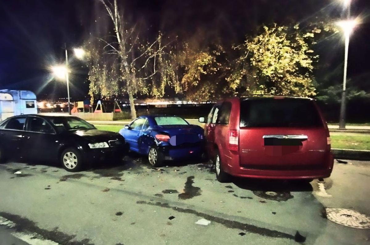 Coche que se salió de la vía y colisionó contra dos estacionados en A Xunqueira. |   // FDV