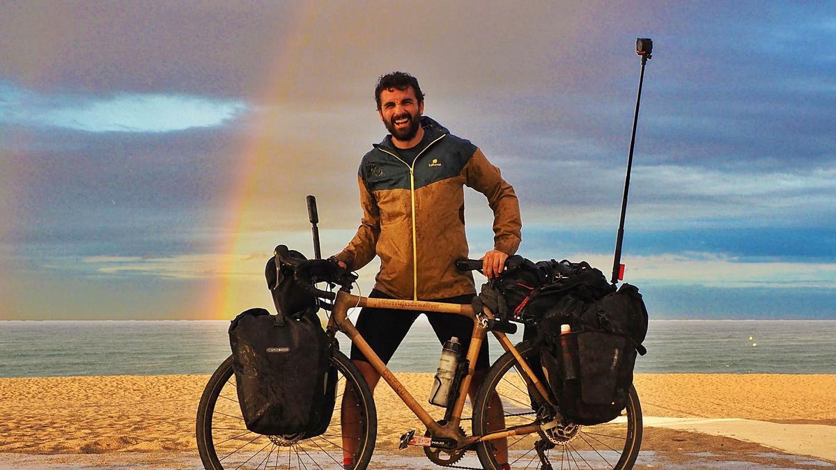 Creuar Europa de sud a nord en una bicicleta de bambú | SERGI UNANUE/@LOSVIAJESDEWALLIVER