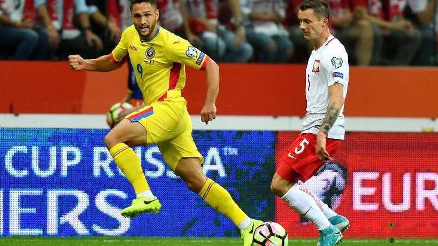 Andone presiona a Maczynski, defensa polaco, en el partido de ayer.