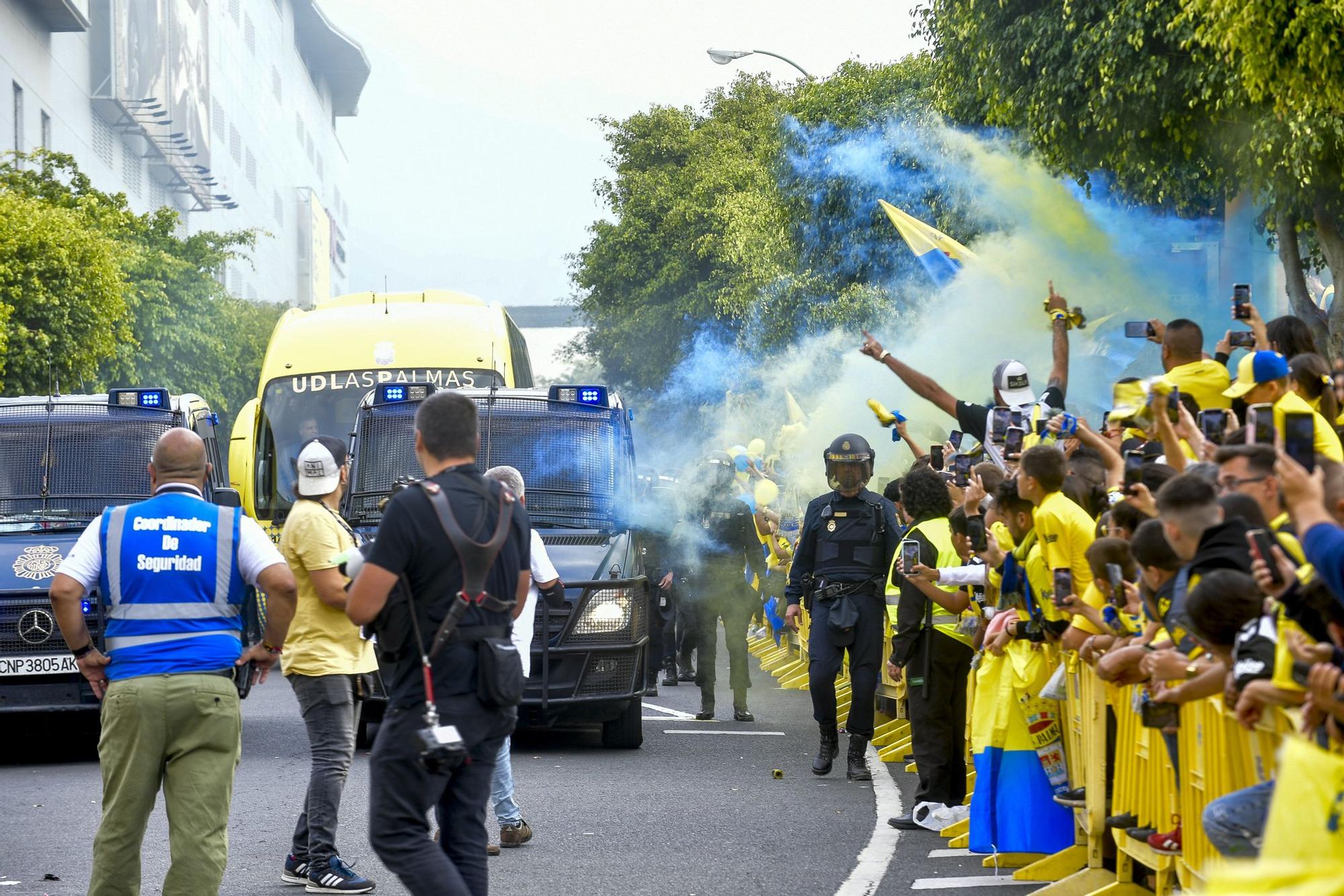 La afición recibe a la guagua de la UD Las Palmas en Fondos de Segura