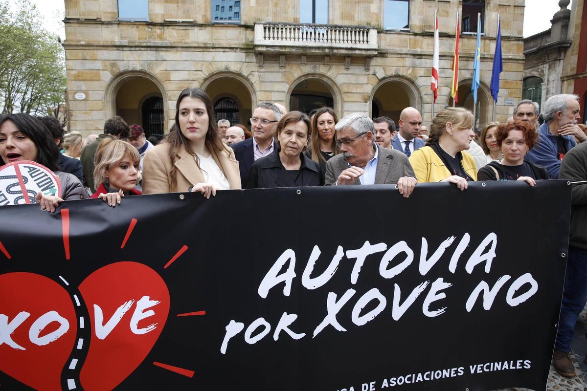 En imágenes: Así fue la protesta en la Plaza Mayor contra el vial de Jove