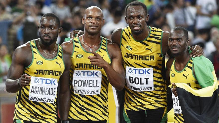 Usain Bolt y Nesta Carter, junto al resto del relevo jamaicano.