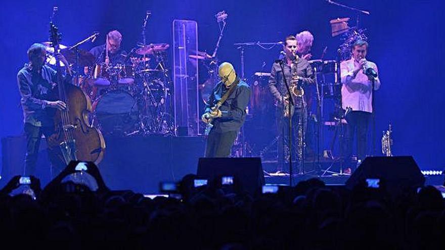 Knopfler, ayer, con su banda, en el Coliseum.