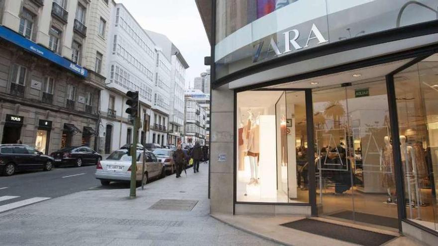 Entrada principal a la tienda de Zara situada en la calle Juana de Vega.