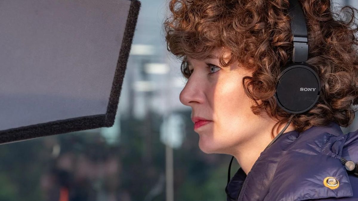 La escritora Miranda July, también actriz y directora de cine, en el rodaje de su película 'Cómo sobrevivir en un mundo material (Kajillionaire)'.