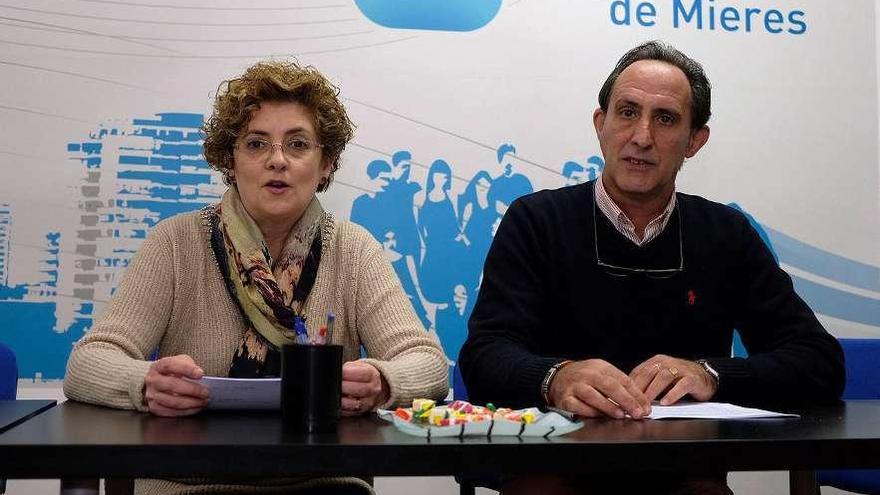 Gloria García y José Manuel Rodríguez, ayer, en la sede del PP de Mieres.