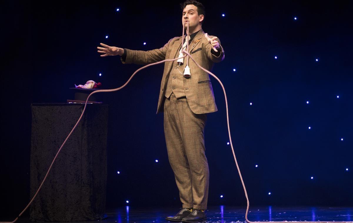 El ilusionista andaluz, Rubén Vilagrand, se muestra impertérrito pese a lograr el imposible con su sencillo cable de electricidad. 