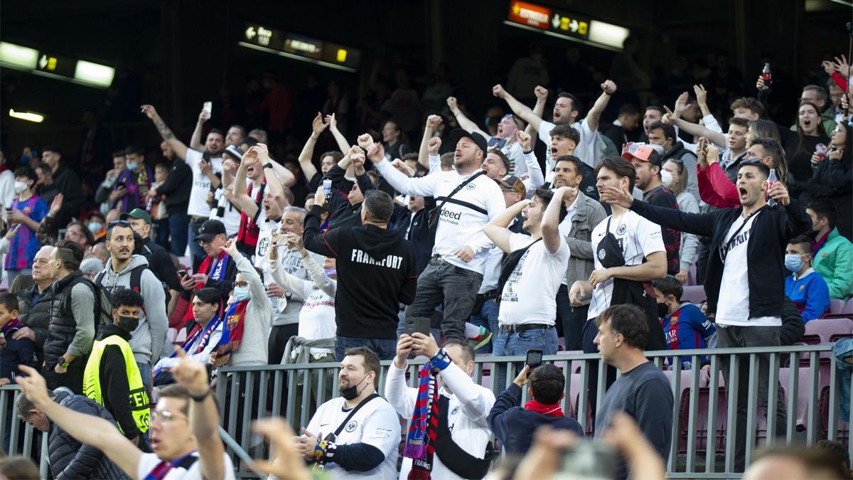 Las gradas del Camp Nou se llenaron de aficionados del Eintracht