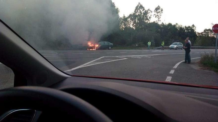 Un coche arde en la PO-840 en Agolada y otro se empotra contra un desguace