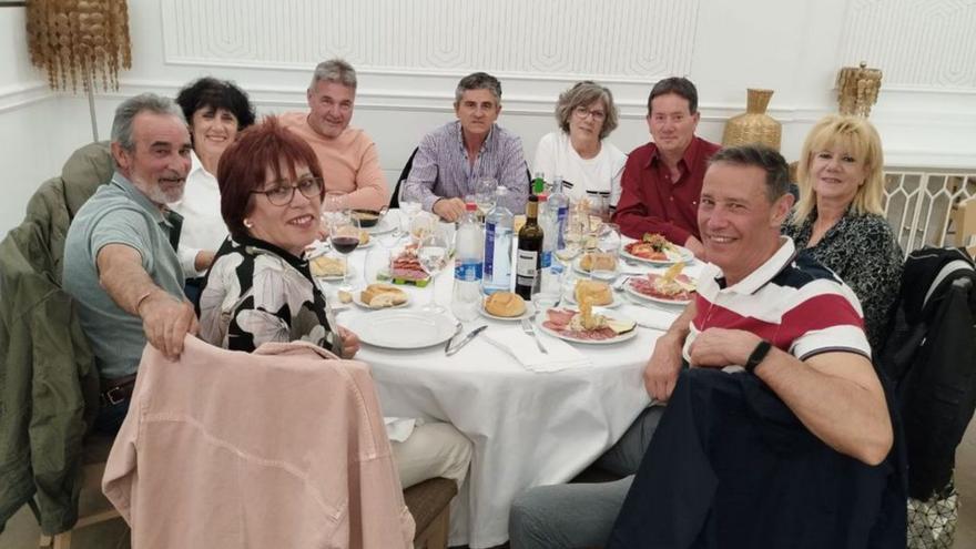 Quintos de 1983 de Monfarracinos, en la cena del encuentro. | CEDIDA