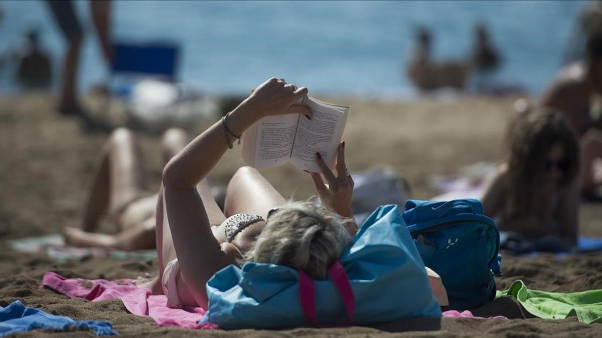 Lectores en la playa.