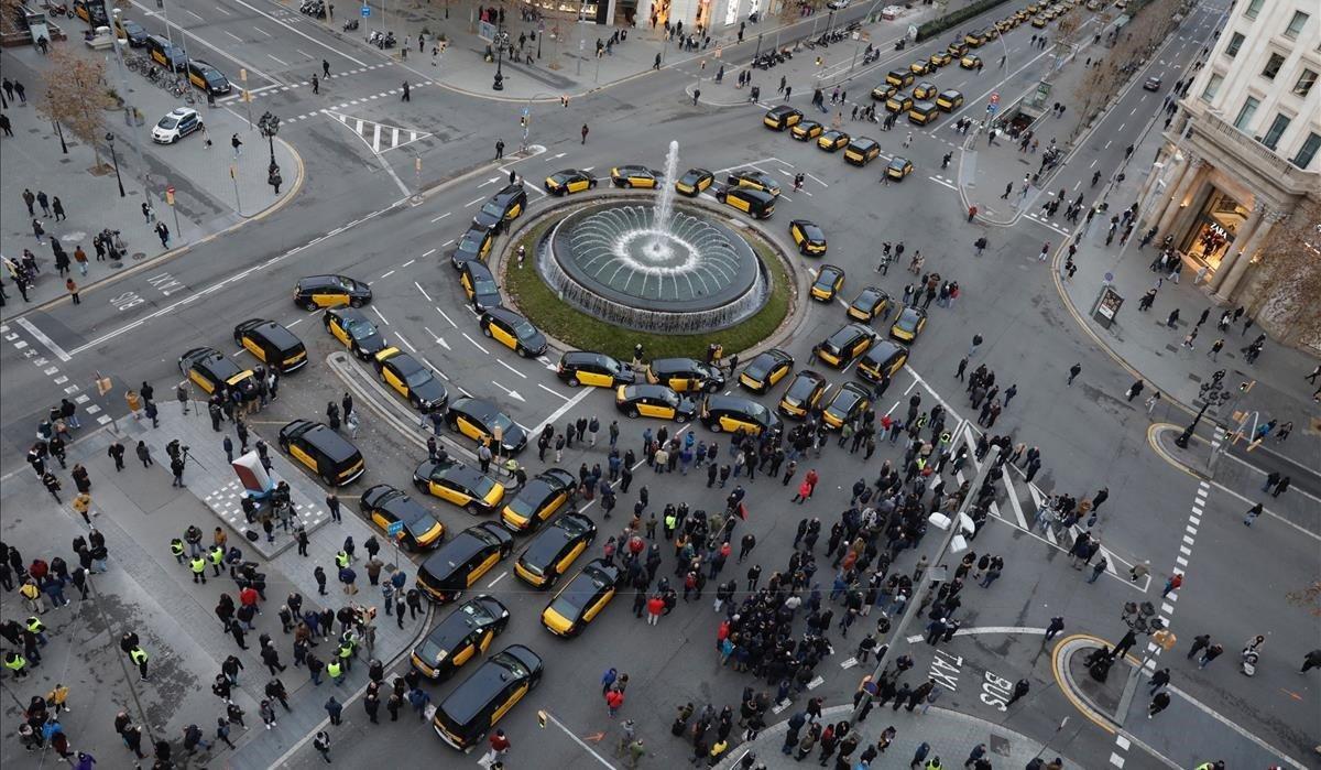 Los taxistas en huelga cortan la Gran Vía de Barcelona