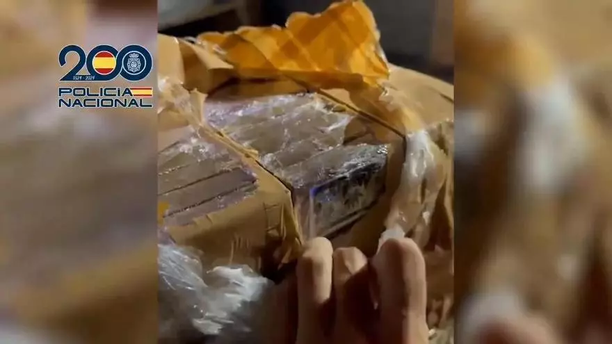 La Policía Nacional ha interceptado en Alicante un camión cargado de arena y gravilla que ocultaba en su interior más de 7.000 kilos de hachís