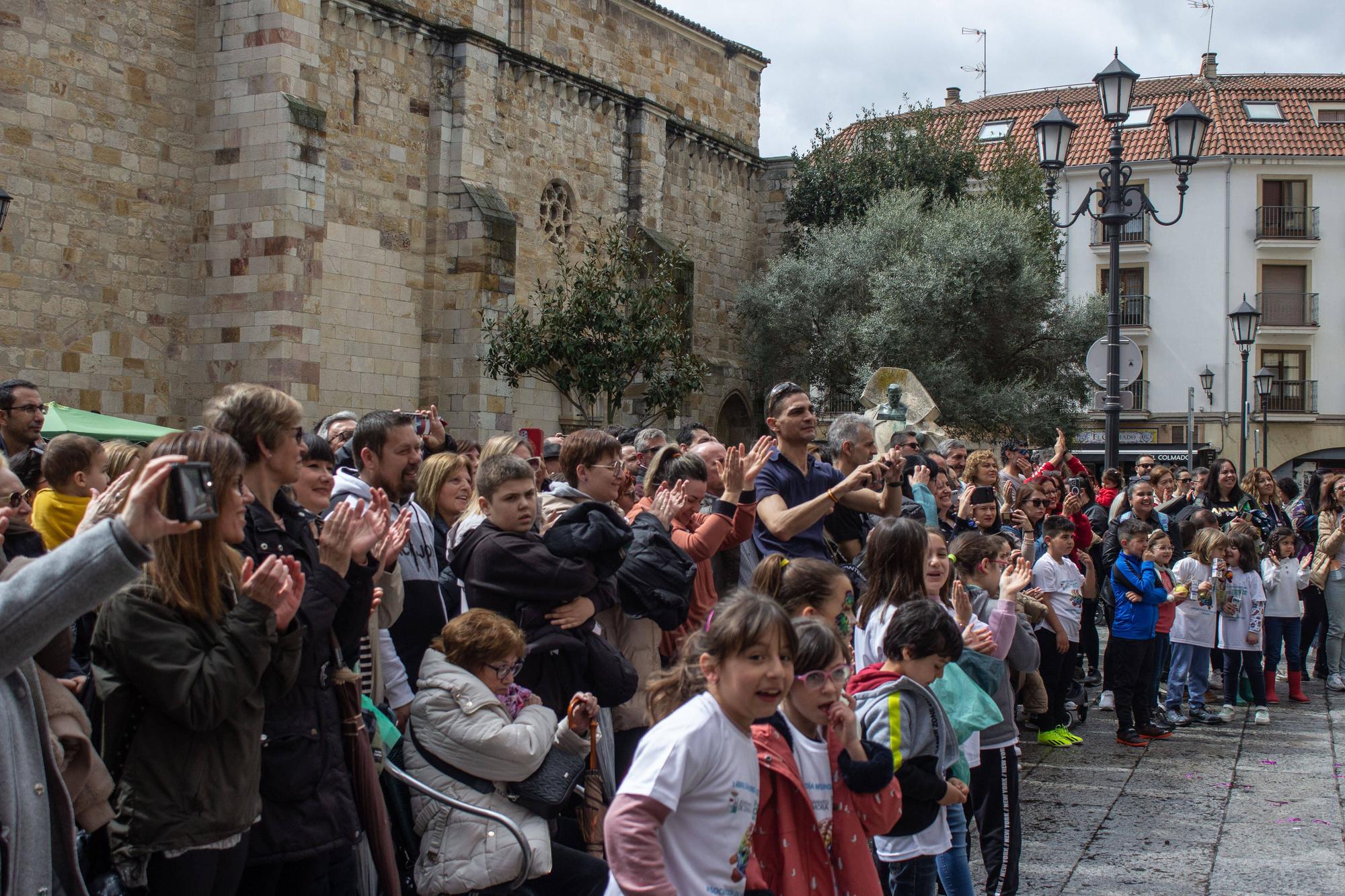 GALERÍA | Marcha solidaria por el autismo en Zamora: cuentos, magia y baile