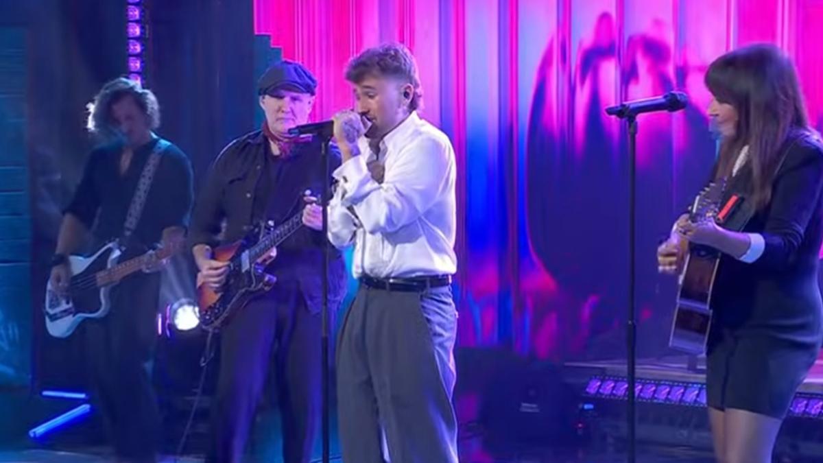 Amaral con Dani Fernández cantando 'El universo sobre mí'.