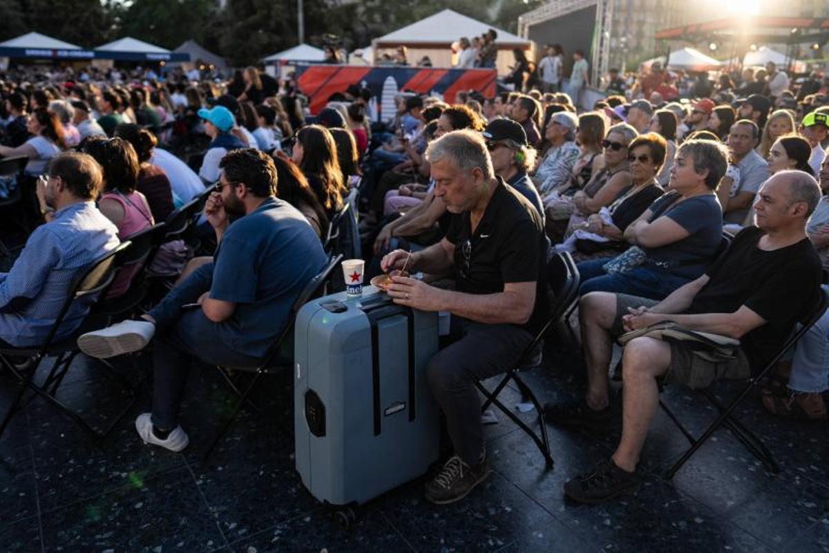 Marin Alsop dirige a la Philharmonia Orchestra de Londres y al Orfeó Català durante el concierto gratuito al aire libre celebrado en la Plaça de Catalunya con motivo del Año Gaudí