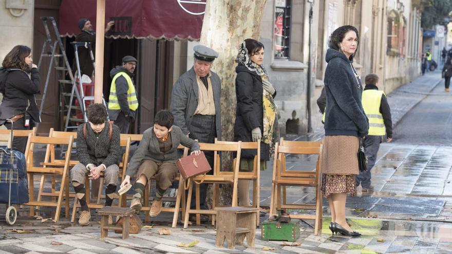 Javier Rey i Adriana Ugarte roden escenes de la sèrie «Hache» al Passeig de Manresa