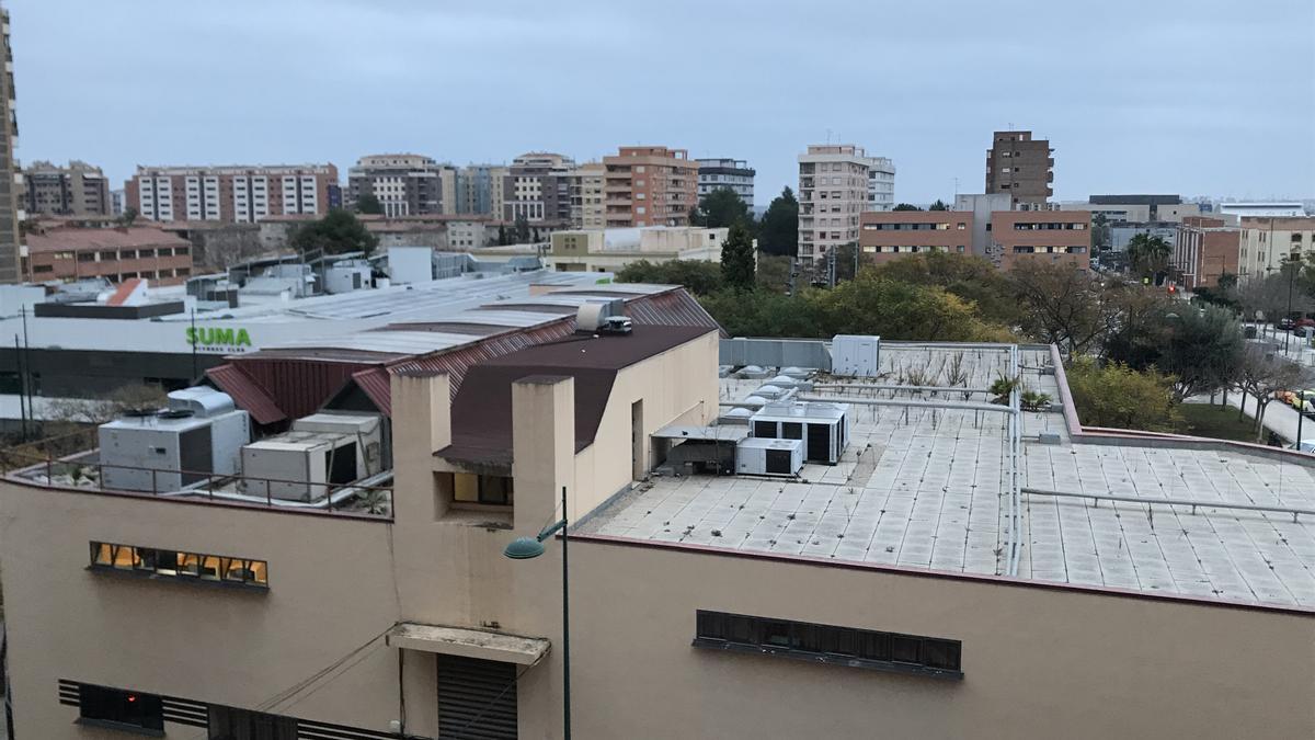 La biblioteca de Rafalafena, con los aparatos de aire acondicionado en su azotea.