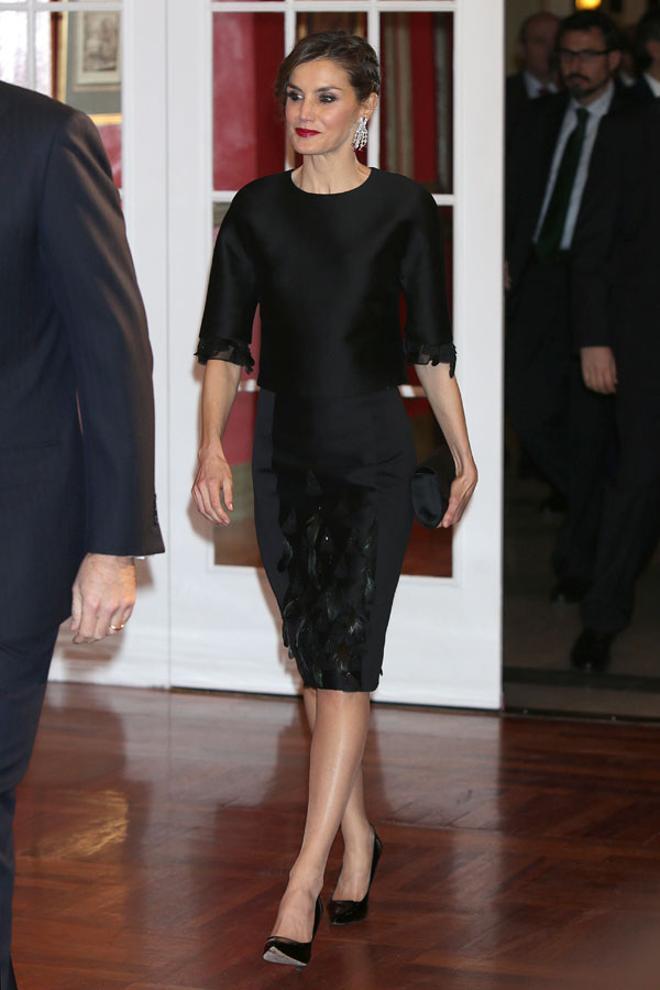 Letizia Ortiz con vestido de plumas de Carolina Herrera