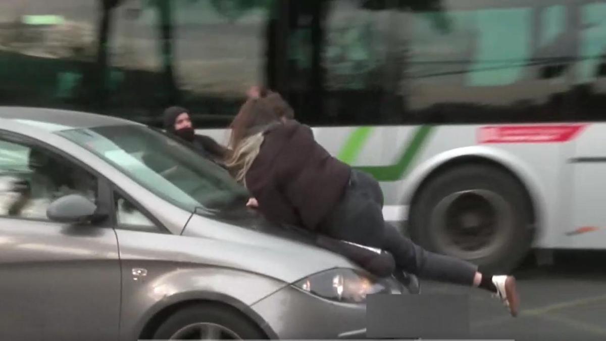 Una conductora envesteix tres activistes feministes a Diagonal de Barcelona