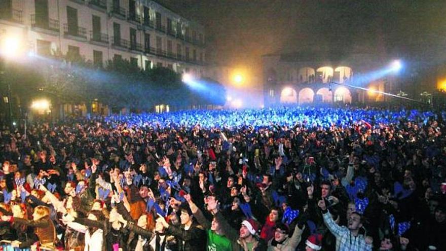 Miles de jóvenes concentrados en la Plaza Mayor durante el momento de las doce campanadas, en el que los estudiantes sustituyeron las tradicionales uvas por gominolas.