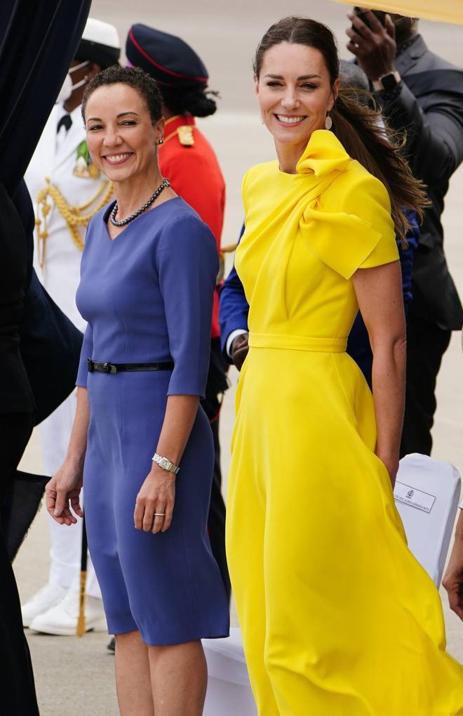 Kate Middleton junto a la senadora jamaicana Kamina Johnson Smith