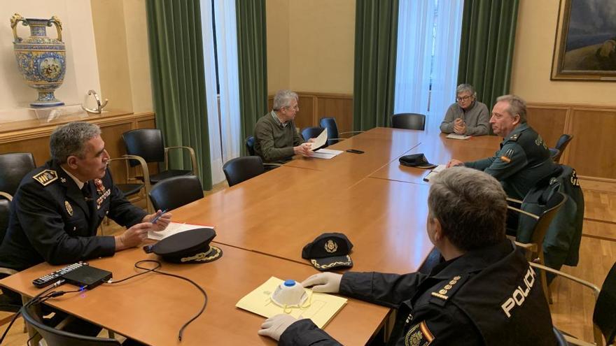 Asistentes a la reunión de la comisión de seguridad COVID-19 en Gijón