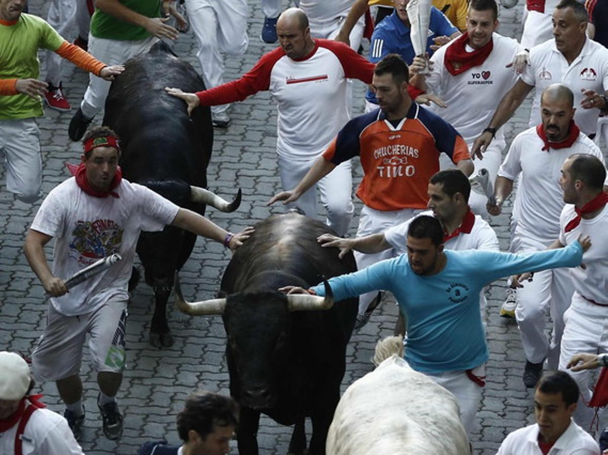 Els corredors al tram del Callejón moments abans d’arribar a la plaça.