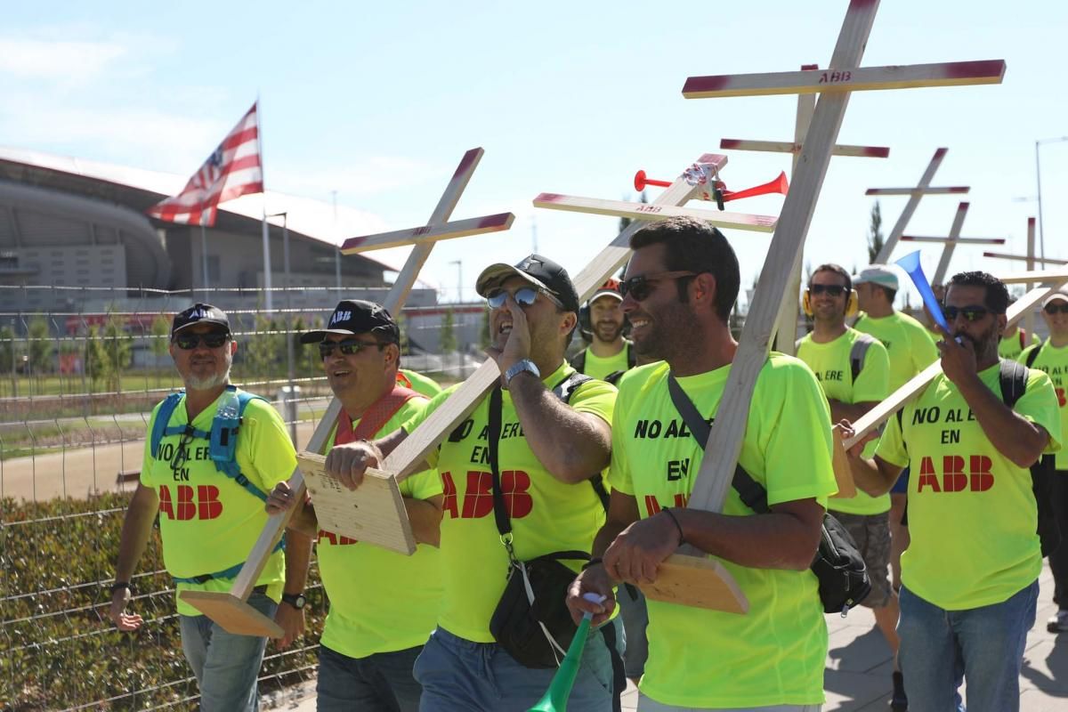 200 trabajadores de ABB Córdoba se manifiestan en la sede de Madrid