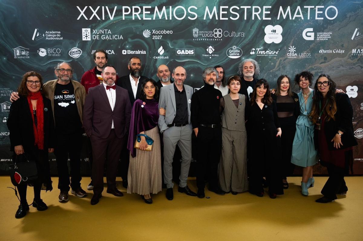El actor de Cambados con el resto del equipo de «San Simón».