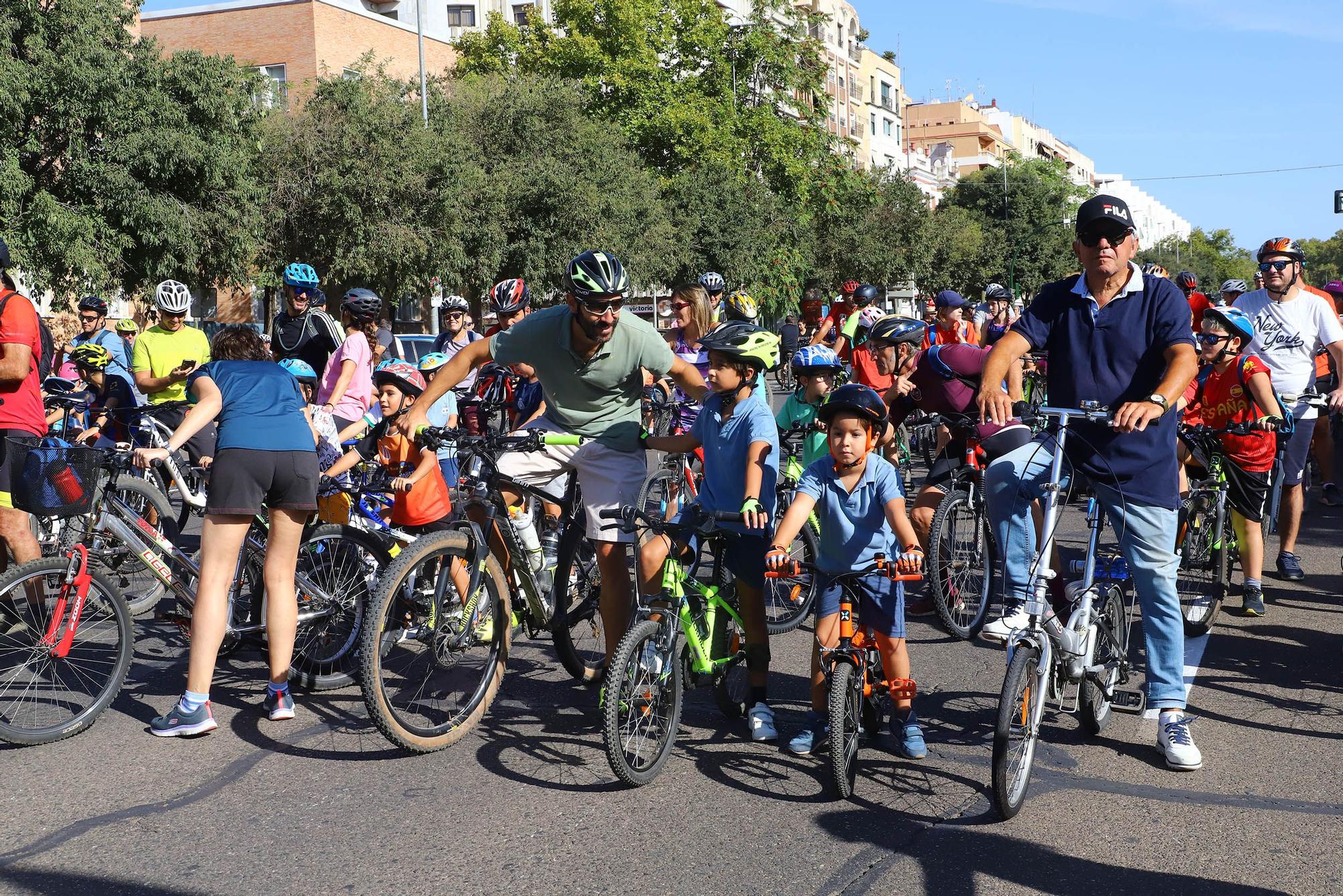 Familias enteras se suman a la Fiesta de la Bicicleta en Córdoba