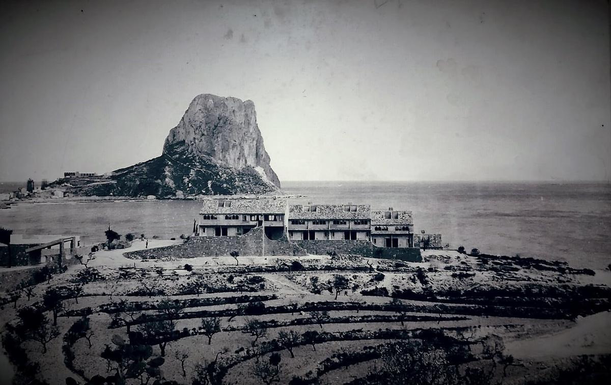 El origen del edificio Plexus con el Peñón de Calp al fondo.