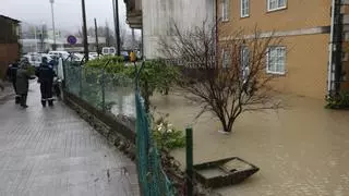 Una tromba de agua al reventar una tubería inunda garajes y viviendas cerca del Estadio en Pontevedra