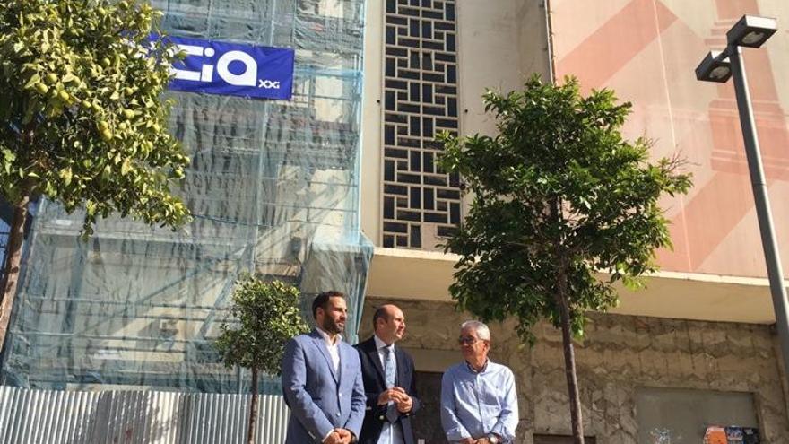 Daniel Pérez, Francisco Conejo y Rafael Gálvez frente al antiguo cine Astoria.