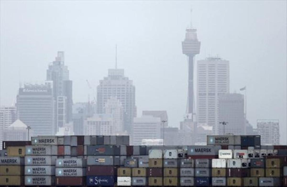 Un vaixell de contenidors passa davant la ciutat australianade Sydney.