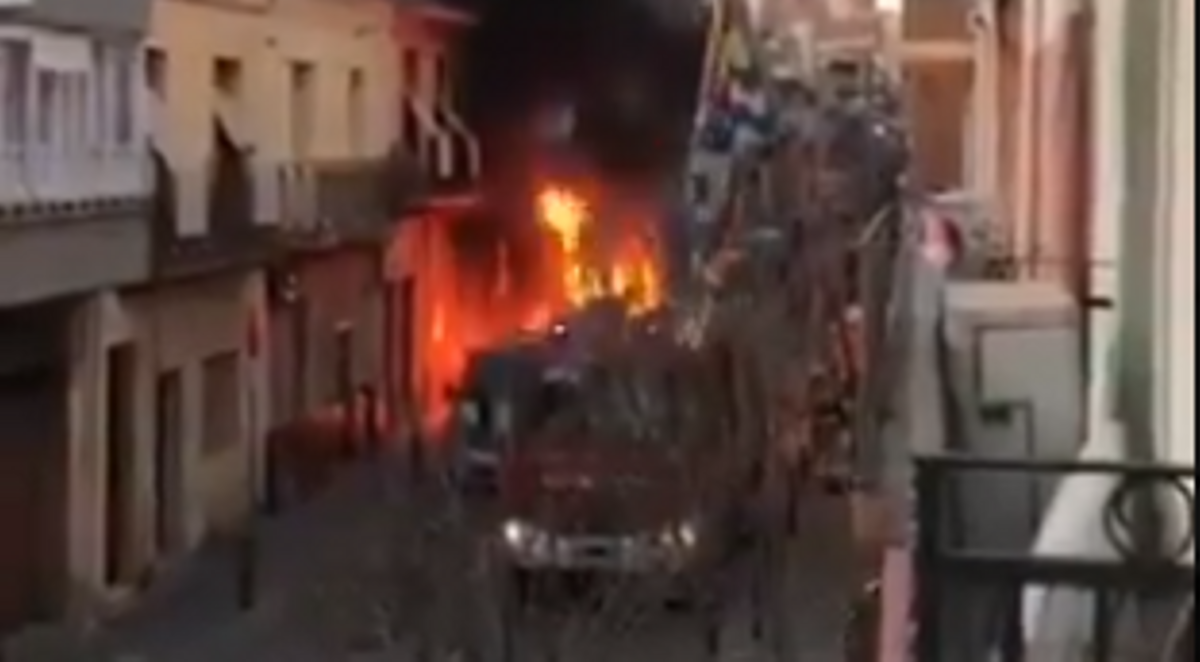 me-informan-de-otro-grave-acto-de-delincuencia-en-badalona-ayer-tarde-se-provoca-el-incendio-de-contenedores-afectando-a-coches-de-vecinos-el-clim