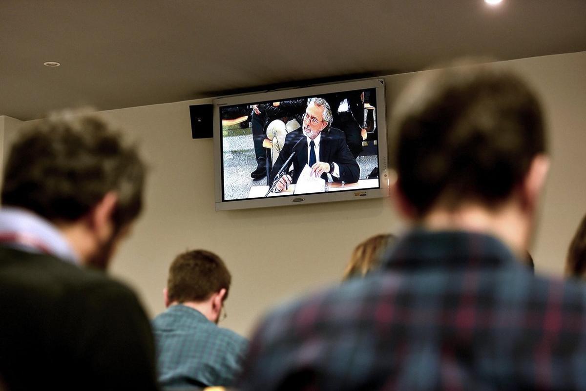 GRA086 SAN FERNANDO DE HENARES  MADRID   13 10 2016 - Imagen del monitor de la sala de prensa de la Audiencia Nacional en San Fernando de Henares del presunto cabecilla de la trama Gurtel  Francisco Correa  durante su declaracion en el macarojuicio que sienta en el banquillo a 37 acusados de la red corrupta  en la que ha reconocido los hechos de los que le acusa la Fiscalia y haber dado dadivas al extesorero del PP Luis Barcenas  el exconsejero madrileno Alberto Lopez Viejo y al exdiputado Jesus Merino  entre otros  aunque ha exculpado al exconcejal de Estepona  Malaga  Ricardo Galeote  EFE Mariscal