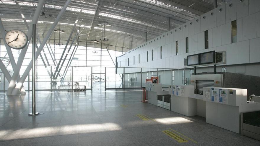 Terminal del aeropuerto de Santiago. // X. Álvarez