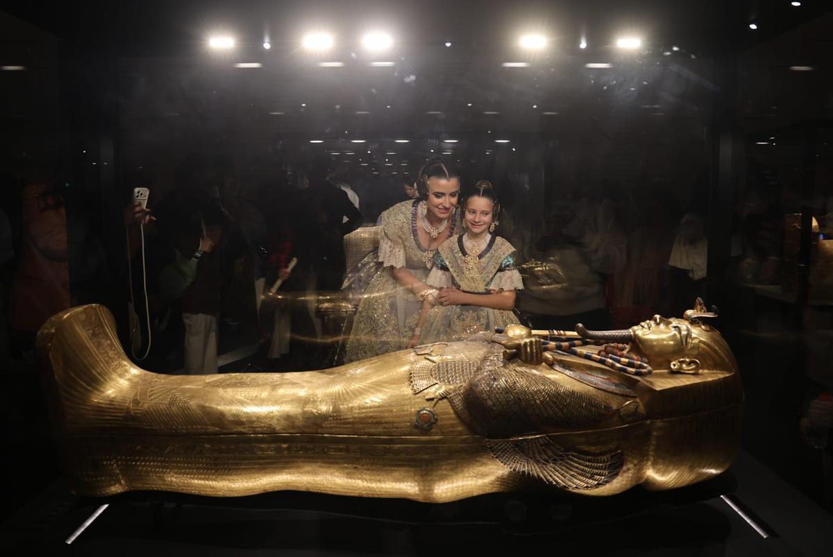 Carmen Prades y Marta Mercader, ente el sarcófago del faraón Tutankamón