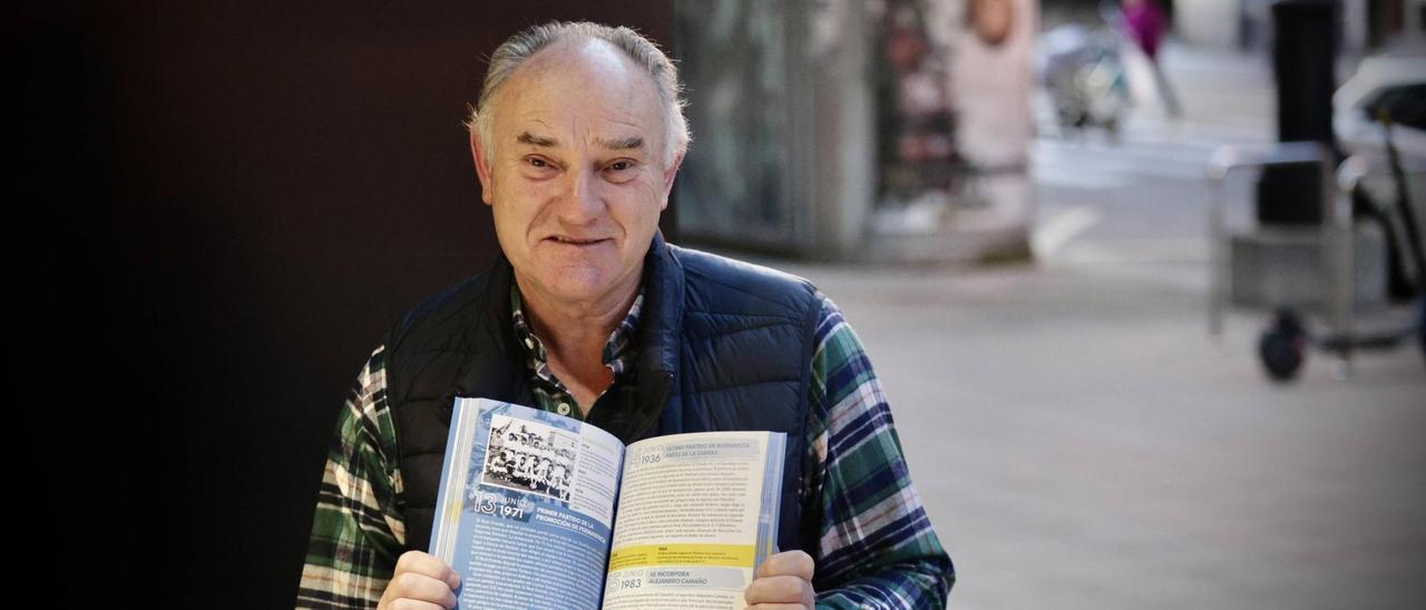 José Mangas, con su libro.