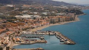 Puerto de La Caleta y las playas de Mezquitilla y Lagos.