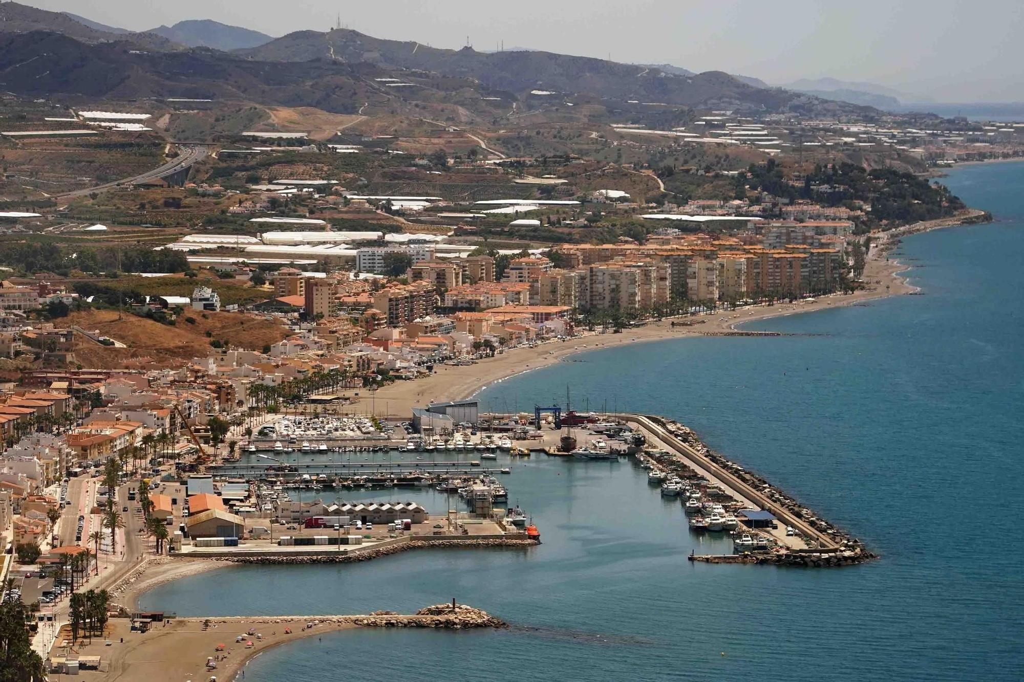 Puerto de La Caleta y las playas de Mezquitilla y Lagos.