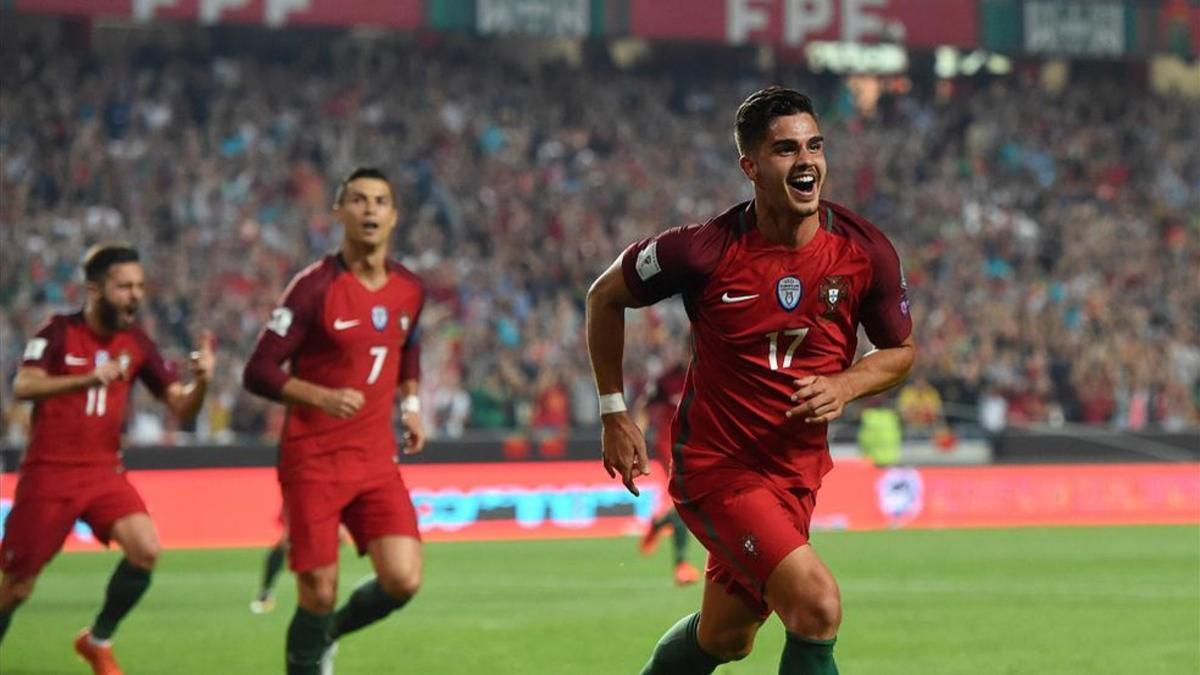 Cristiano Ronaldo celebra el gol de Andre Silva